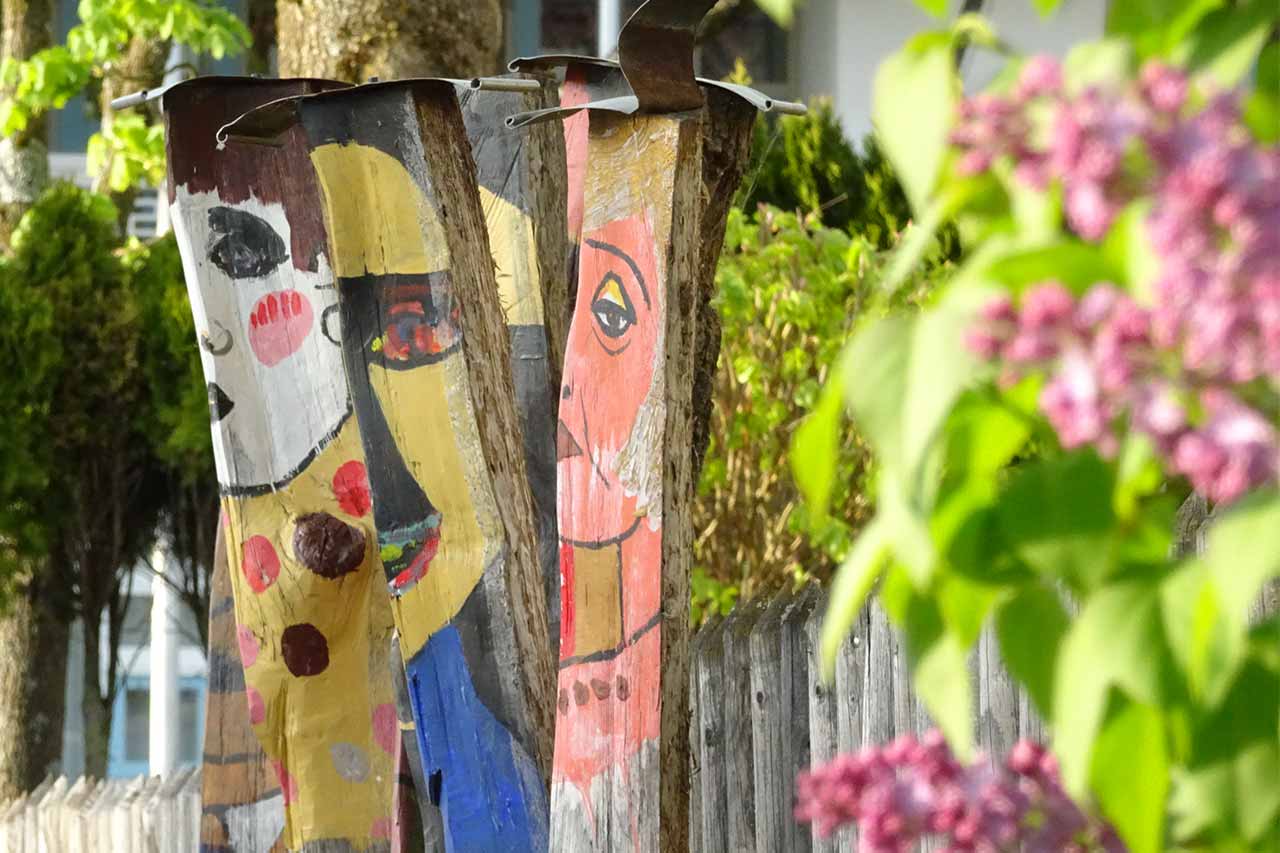 Holzkoepfe_im-Frühling